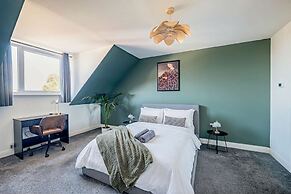 Perfect Booking 4 Bed Home in Swindon