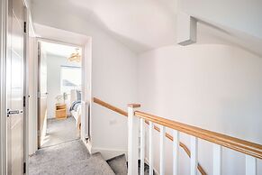 Perfect Booking 4 Bed Home in Swindon