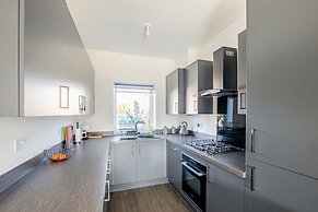 Perfect Booking 4 Bed Home in Swindon