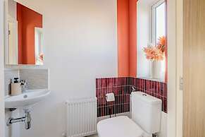 Perfect Booking 4 Bed Home in Swindon
