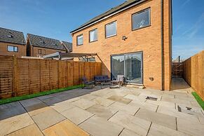 Perfect Booking 4 Bed Home in Swindon