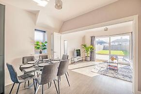 Perfect Booking 4 Bed Home in Swindon