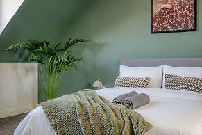 Perfect Booking 4 Bed Home in Swindon