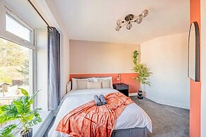 Perfect Booking 4 Bed Home in Swindon