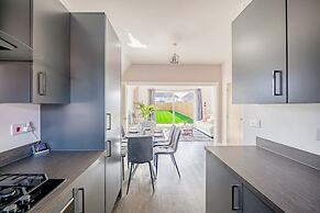 Perfect Booking 4 Bed Home in Swindon
