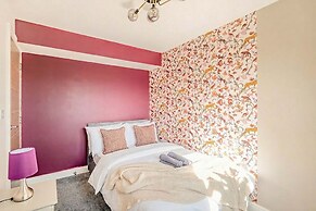 Perfect Booking 4 Bed Home in Swindon