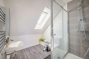 Perfect Booking 4 Bed Home in Swindon