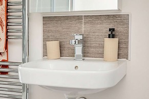 Perfect Booking 4 Bed Home in Swindon
