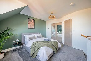 Perfect Booking 4 Bed Home in Swindon