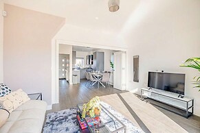 Perfect Booking 4 Bed Home in Swindon