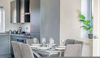Perfect Booking 4 Bed Home in Swindon