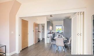 Perfect Booking 4 Bed Home in Swindon