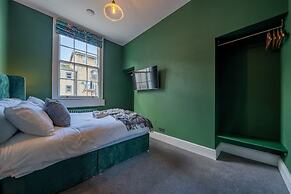 Stunning Bath Home Sleeps 12 Ideal for Hen Stags