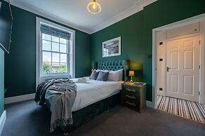 Stunning Bath Home Sleeps 12 Ideal for Hen Stags