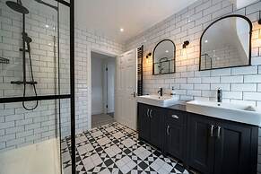 Stunning Bath Home Sleeps 12 Ideal for Hen Stags