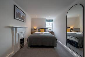 Stunning Bath Home Sleeps 12 Ideal for Hen Stags