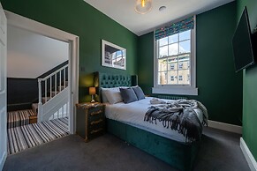 Stunning Bath Home Sleeps 12 Ideal for Hen Stags