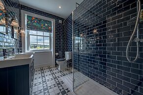 Stunning Bath Home Sleeps 12 Ideal for Hen Stags
