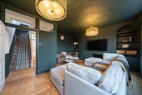 Stunning Bath Home Sleeps 12 Ideal for Hen Stags