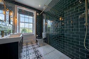 Stunning Bath Home Sleeps 12 Ideal for Hen Stags
