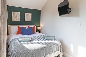 Perfect Booking 4 Bed Home in Aberdare