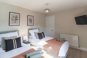 Perfect Booking 4 Bed Home in Aberdare