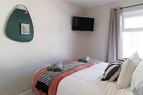 Perfect Booking 4 Bed Home in Aberdare