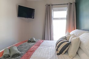 Perfect Booking 4 Bed Home in Aberdare