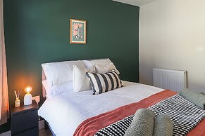 Perfect Booking 4 Bed Home in Aberdare