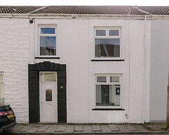 Perfect Booking 4 Bed Home in Aberdare