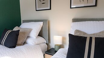 Perfect Booking 4 Bed Home in Aberdare