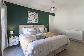 Perfect Booking 4 Bed Home in Aberdare
