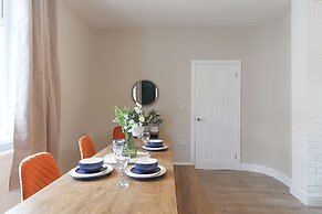 Perfect Booking 4 Bed Home in Aberdare