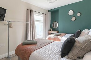 Perfect Booking 4 Bed Home in Aberdare