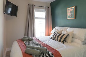 Perfect Booking 4 Bed Home in Aberdare
