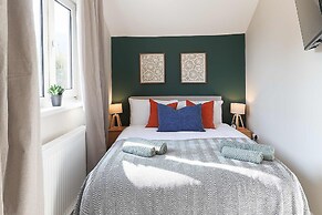 Perfect Booking 4 Bed Home in Aberdare