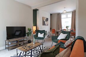 Perfect Booking 4 Bed Home in Aberdare