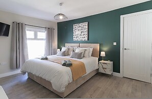 Perfect Booking 4 Bed Home in Aberdare