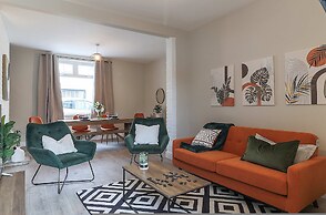 Perfect Booking 4 Bed Home in Aberdare