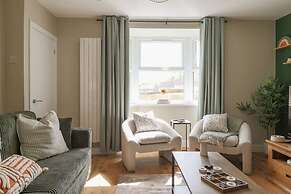 Perfect Booking 4 Bed Home With Garden Dining
