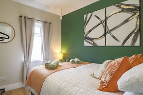 Perfect Booking 4 Bed Home With Garden Dining