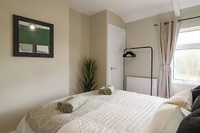 Perfect Booking 4 Bed Home With Garden Dining