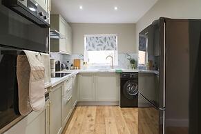Perfect Booking 4 Bed Home With Garden Dining