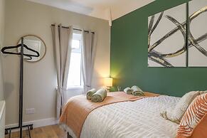 Perfect Booking 4 Bed Home With Garden Dining