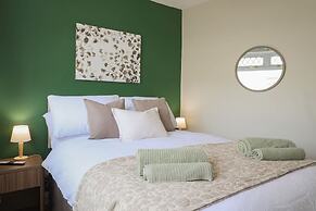 Perfect Booking 4 Bed Home With Garden Dining