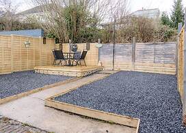 Perfect Booking 4 Bed Home With Garden Dining