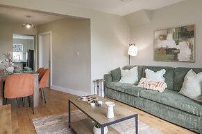Perfect Booking 4 Bed Home With Garden Dining