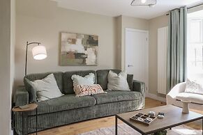Perfect Booking 4 Bed Home With Garden Dining