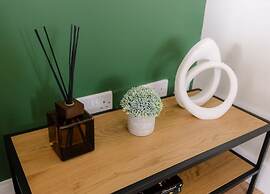 Perfect Booking 4 Bed Home With Garden Dining