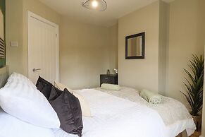 Perfect Booking 4 Bed Home With Garden Dining